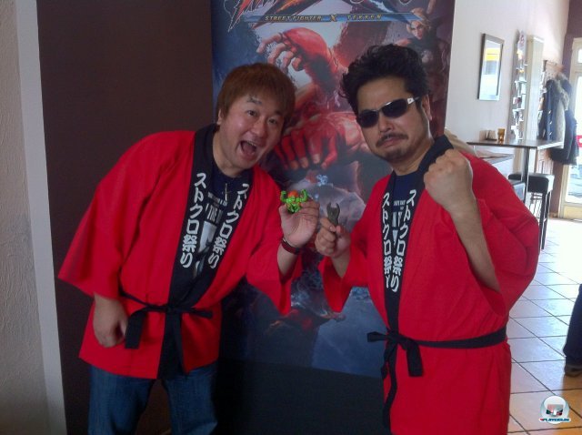 Die Prügel-Großmeister im Gespräch: Links Yoshinori Ono (Capcom), rechts Katsuhiro Harada (Namco).