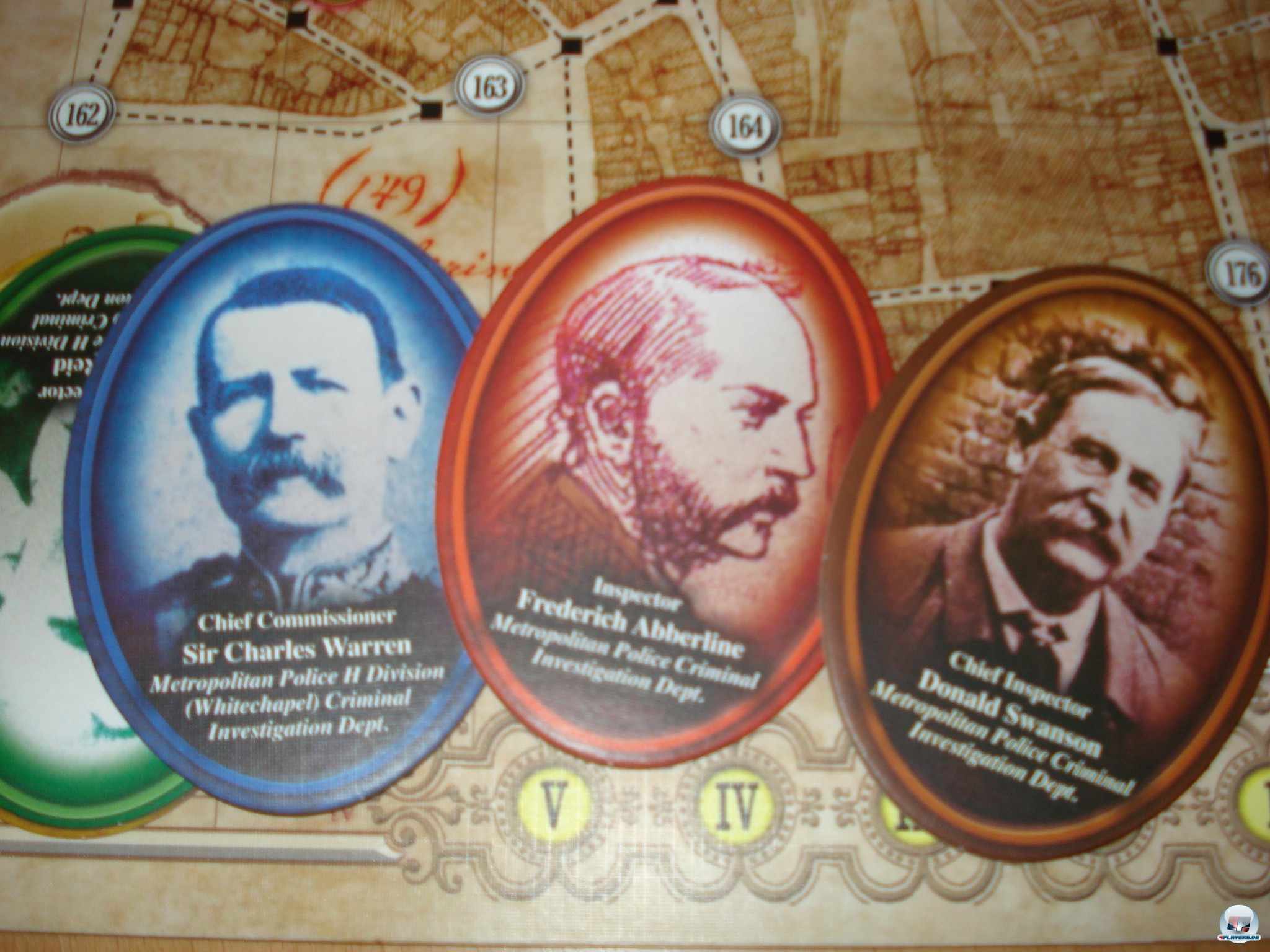 Das Spiel bietet viel Historisches: Darunter die offiziellen Ermittler und eine Chronologie der Morde im Anhang der Anleitung.