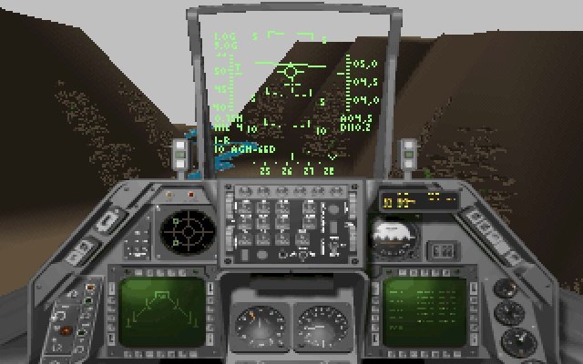 Städte, Felder, Canyons - Strike Commander hatte alles. Das HUD konnte übrigens vergrößert dargestellt werden, um Leseschwierigkeiten zu vermeiden. In der CD-Fassung durfte das Cockpit sogar komplett ausgeblendet werden.