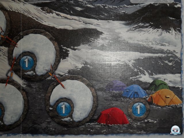Alle Spieler starten im Zeltlager am Fuß des Berges. Aber auch später muss man immer wieder rasten, um sich zu akklimatisieren.