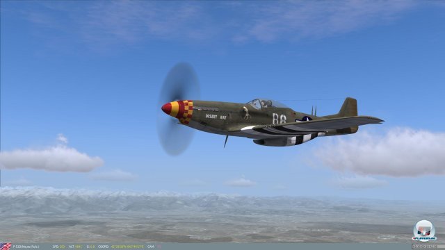 In voller Pracht: Eine P-51D Mustang unterwegs bei bestem Wetter.