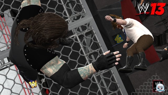 Ein Wahnsinns-Moment vergangener Wrestling-Zeiten: Undertaker wirft Mankind vom Dach des "Hell in a Cell"-Käfigs durch einen Moderatorentisch.
