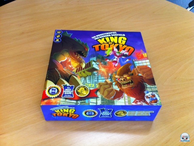 King of Tokyo ist ein Würfeltaktikspiel für zwei  bis sechs Personen. Es ist für knapp 25 Euro komplett auf Deutsch beim Heidelberger Spielverlag erschienen.