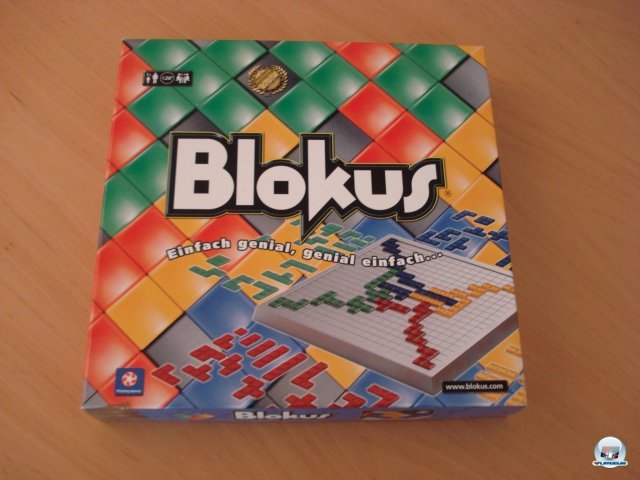 Blokus ist erstmals im Jahr 2000 erschienen, wird aktuell bei Piatnik vertrieben und kostet knapp 30 Euro.