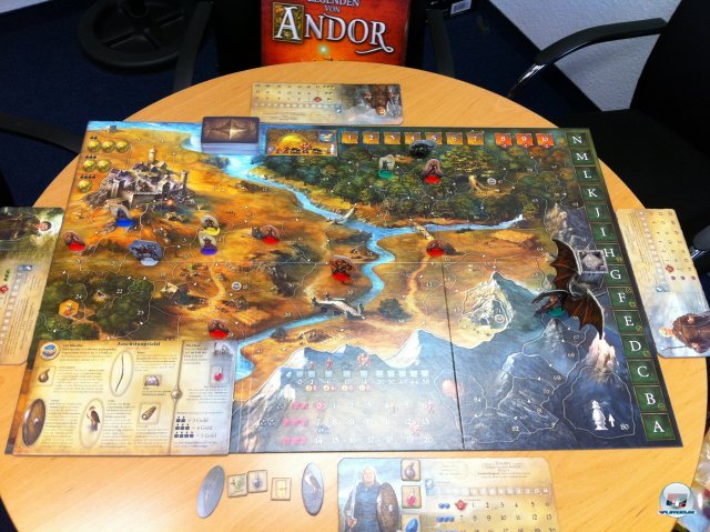 Sehr ansenhlich, sehr groß und beidseitig einsetzbar: Die wunderschön illustrierte Karte von Andor.