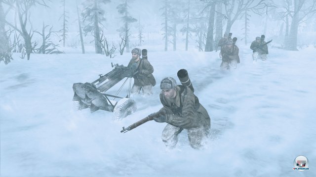 Soldaten stampfen durch tiefen Schnee.